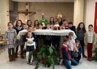 Con algunos de los niños de la comunidad tras el oficio religioso
